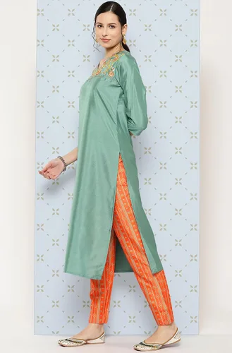 Vista 6 de Janasya Kurta de seda crepé verde salvia india bordada con pantalón y dupatta para mujer