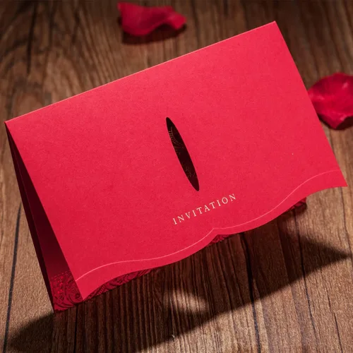 Vista 6 de Hosmsua 50 tarjetas de invitaciones de flora de encaje cortado con láser rojo con mariposa dorada y sobres para despedida de soltera, boda