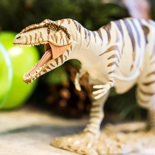 Vista 7 de Safari Ltd. Giganotosaurus - Figura realista de dinosaurio de 14.5 pulgadas, juguete educativo para niños, niñas y niños a partir de 3 años