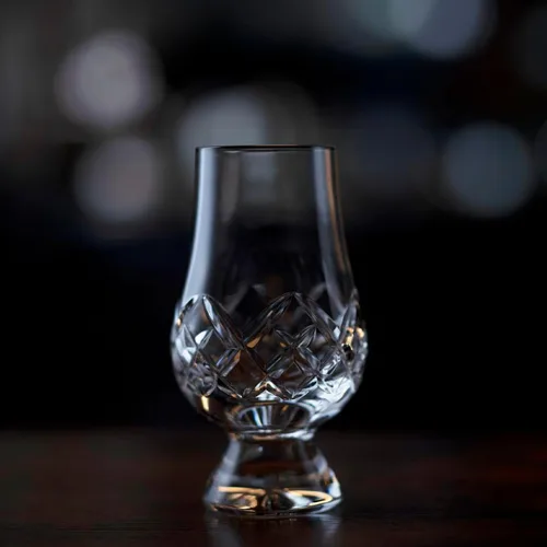 Vista 4 de Vaso de whisky Cut GLENCAIRN Premium en caja de regalo