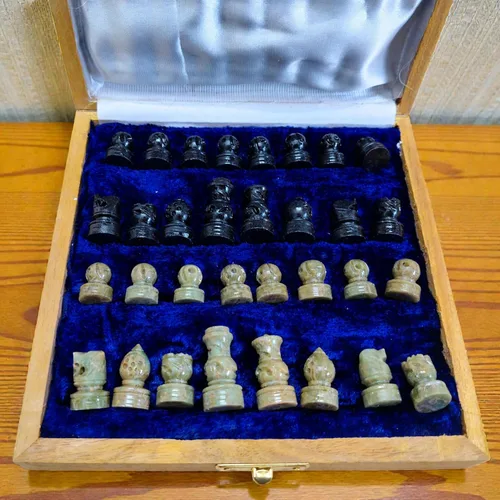 Vista 2 de Hermoso juego de ajedrez de viaje de piedra tallada a mano de 10 pulgadas y paño de microfibra