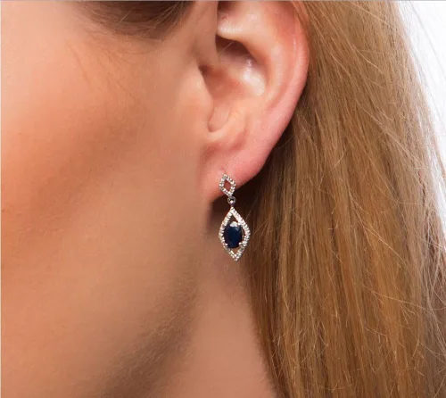 Vista 4 de Aretes ovalados de oro blanco de 10 k con zafiro y diamantes, Gema, Zafiro Diamante