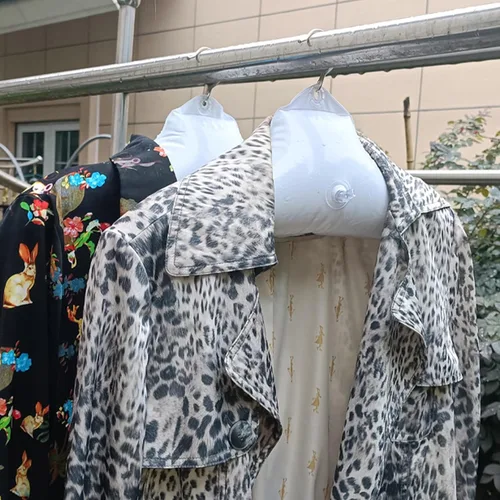 Vista 4 de NewFerU Perchas inflables para viajes, de 4 pulgadas, hombro redondo blanco para lavar a mano, colgar para secar ropa con gancho de metal, compacto