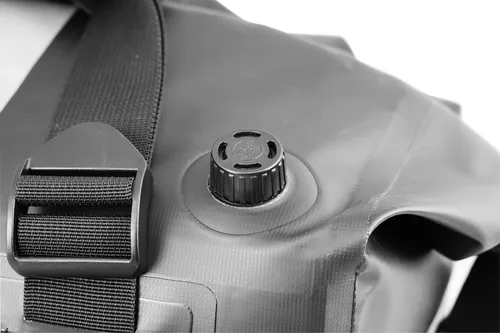 Vista 7 de Nelson-Rigg Bolsa impermeable enrollable Hurricane Dry de 10 L, con tapa enrollable, incluye correas para sujetar al vehículo, válvula de purga