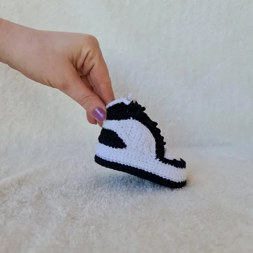 Vista 2 de Tenis de ganchillo orgánicos hechos a mano, botines Jordan suaves para recién nacidos con suela antideslizante, regalo personalizado para baby