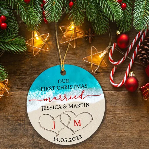 Vista 5 de Adorno de playa casada con el mar y la primera Navidad, regalo personalizado de Navidad para parejas recién nacidas, nombres iniciales