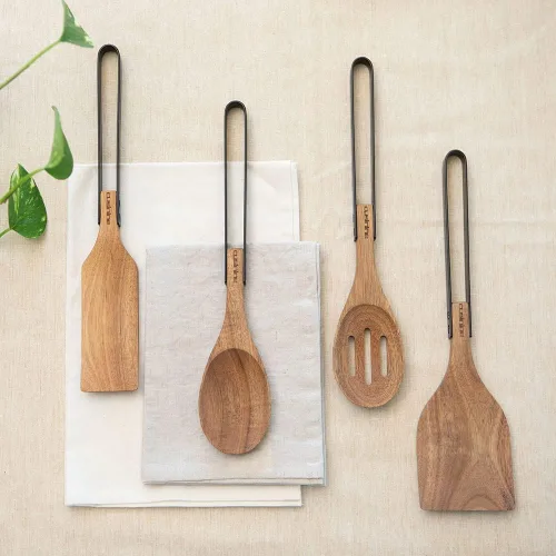 Vista 4 de Utensilios de madera para cocina de madera de acacia, hermoso diseño moderno, cabezales de madera rústica y asas de acero inoxidable, resistentes a