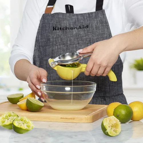 Vista 5 de KitchenAid Exprimidor de jugo de cítricos para limones y limas con colector de semillas y boquilla de vertido, limón, 8 pulgadas