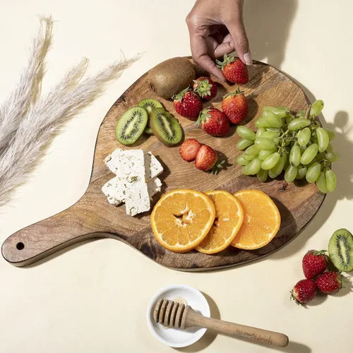 Vista 3 de GoCraft Tabla de cortar redonda de madera Cáscara de pizza de madera de mango Tabla para picar, preparar y servir Plato de charcutería - 16 x