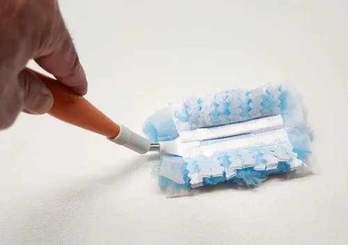 Vista 2 de Mango flexible con almohadilla desechable para plumero, compatible con recambios de plumero Swiffer.