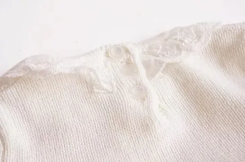 Vista 8 de Bernie&Charlie Conjunto de 3 piezas de vestido de punto de algodón para bebé, con sombrero y pantimedias de algodón. Bordado hecho a mano