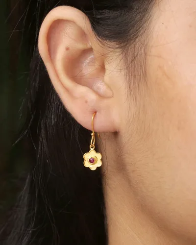 Vista 3 de Pendientes redondos de gancho de textura de oro amarillo de 18 quilates I esmeralda joyas finas para regalos de mujer, Oro amarillo, Rubí
