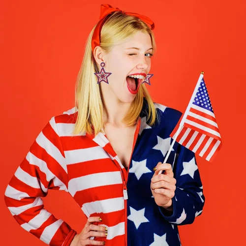 Vista 4 de Pendientes de bandera americana para mujeres y niñas, aretes colgantes de estrella con cuentas patrióticas, pendientes del Día de los Caídos del 4