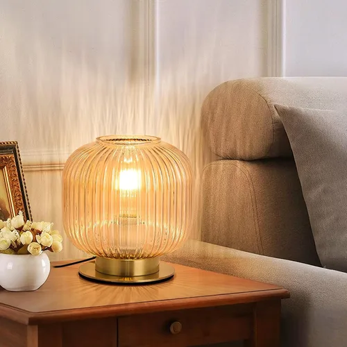 Vista 3 de NKU Lámpara de mesa moderna de mediados de siglo con pantalla de vidrio acanalado ámbar y acabado dorado, luz regulable para mesita de noche