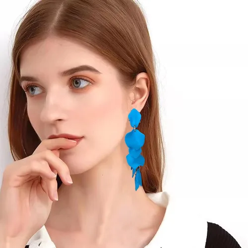 Vista 7 de Aretes largos de acrílico con diseño de pétalos de rosa, aretes colgantes de flores exageradas, aretes de borla floral para mujeres, fiestas, uso