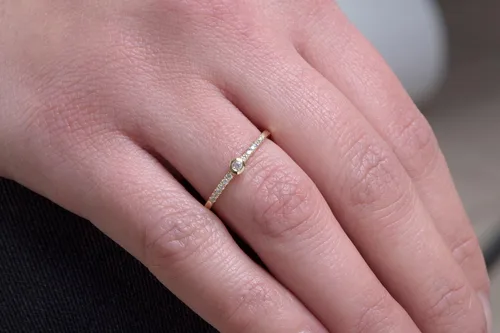 Vista 3 de Elegant Jewel Box - Anillo de esmeralda para mujer en oro macizo de 9k, 14k y 18k, delicado anillo de diamantes, diminuta banda de esmeralda