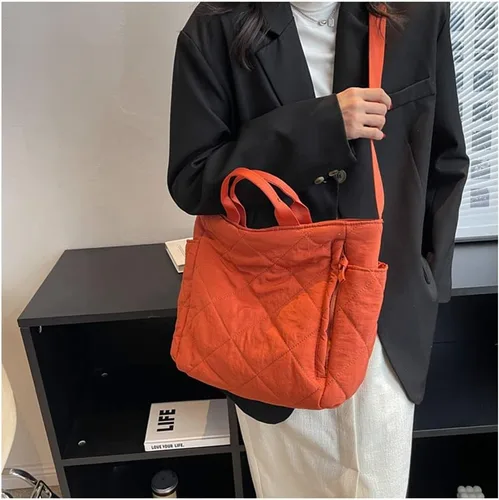 Vista 8 de Bolso de mano acolchado para mujer, ligero, acolchado, bolso cruzado tipo hobo, bolso cruzado casual de nailon acolchado