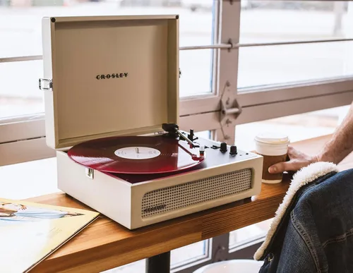 Vista 13 de Crosley CR8017B-DU Voyager Tocadiscos, Dune Duna