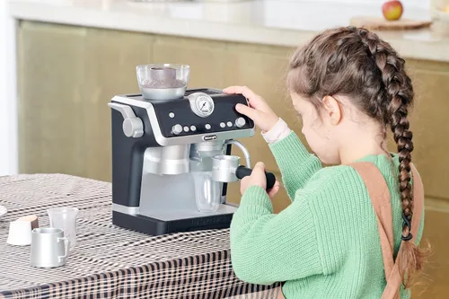 Vista 2 de Casdon De'Longhi Toys Barista Cafetera. Juego de cocina de juguete para niños con partes móviles, sonidos realistas y revelación de café mágico.