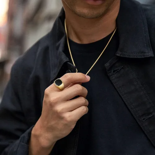 Vista 5 de TRUMIUM Anillos de sello chapados en oro de 18 quilates para hombres y mujeres, con incrustaciones de ónix negro, anillos de boda de oro plateado