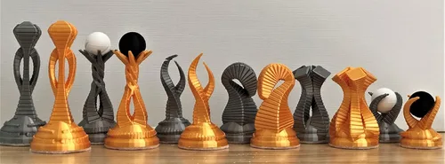 Vista 8 de Juego de ajedrez con temática alienígena – Piezas bellamente diseñadas para un giro exótico fuera de este mundo a un querido juego de ajedrez – Oro