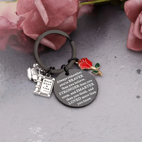 Vista 2 de Llavero de joyería de cuento de hadas con dije de rosa de Belle, regalos inspiradores, siempre recuerda que eres más valiente de lo que crees