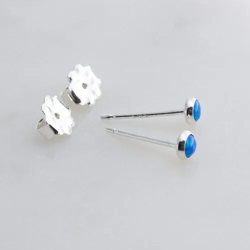 Vista 26 de Aretes pequeños de plata de ley para cartílago, tragus, hélix, múltiples piercings hipoalergénicos, piedra natal para mujer, juego de bisel