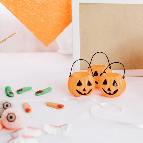Vista 6 de 4E's Novelty Paquete de 24 mini cubos de calabaza para dulces de Halloween a granel para niños, bolsas de golosinas de Halloween, rellenos de bolsas