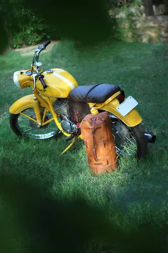 Vista 3 de Bolsa de lona para motocicleta de cuero genuino de grano completo resistente de inspiración militar Alforja Bolsa de fin de semana Con correas