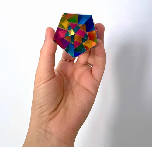 Vista 2 de CMY Cubes The Motus (1.969 in) - Poliedro cian, magenta y amarillo - Mezcla de colores sustractiva icosaedro óptico - Enseña la mezcla