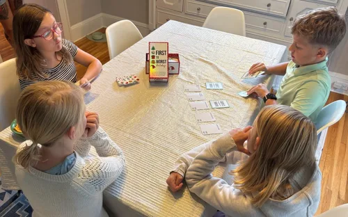 Vista 7 de FIRST TO WORST Juego de Fiesta Edición Navideña - Un Juego de Cartas Festivo Sobre Cómo Tus Amigos y Familia Clasifican las Cosas - Perfecto