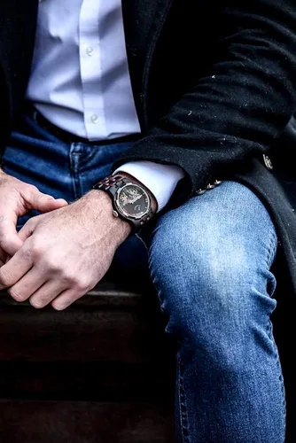 Vista 4 de Wilds Reloj de madera para hombre con esfera transparente de doble ruedas