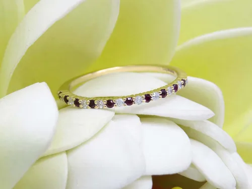Vista 4 de Dazzlingrock Collection Alianza redonda alternativa de rubí y diamante blanco apilable para mujer en oro, 18 quilates, piedra preciosa, oro, Rubí