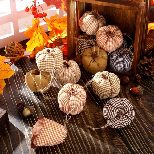 Vista 6 de Hiboom 12 adornos de calabaza de fieltro de otoño para decoración 3D de Acción de Gracias, 6 estilos, tela a cuadros, bellota, adorno colgante