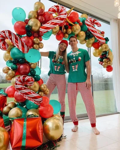 Vista 5 de Kit de arco de guirnalda de globos de Navidad, 116 globos de confeti dorados, rojos y verdes con globo de aluminio de bastón de caramelo