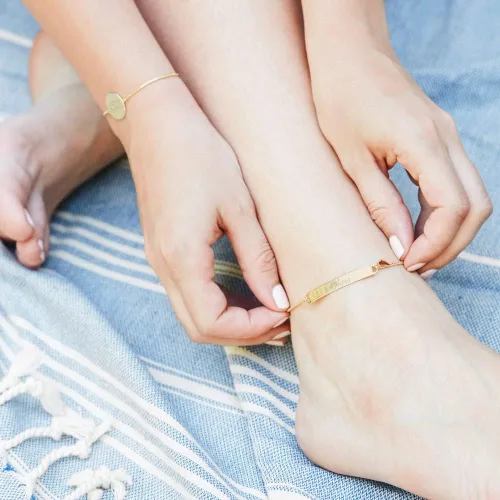 Vista 2 de Pulsera de tobillo con barra de nombre grabada personalizada para mujer con dije de corazón 9 pulgadas de largo con extensor de 1 pulgada tobilleras