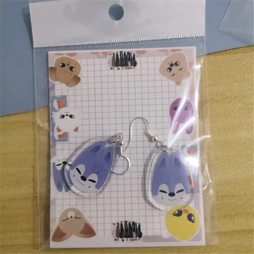 Vista 3 de KPOP Stray - Pendientes de plata con colgante de acrílico transparente para niños, aretes SKZOO para mujer