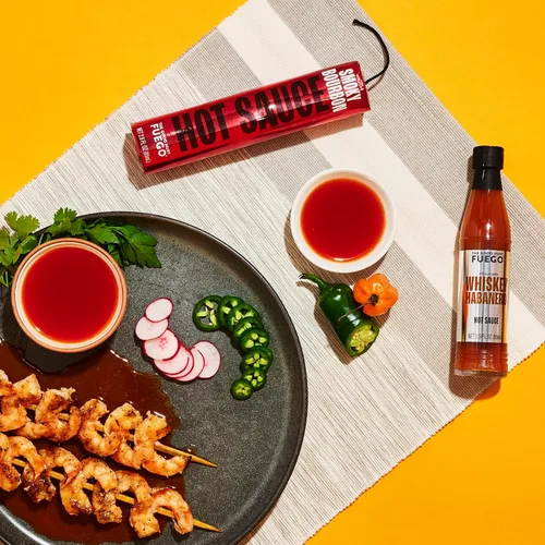 Vista 3 de The Good Hurt Fuego, juego de regalo de muestra de salsa picante, incluye 7 botellas en sabores exóticos, paquete variado de salsa picante