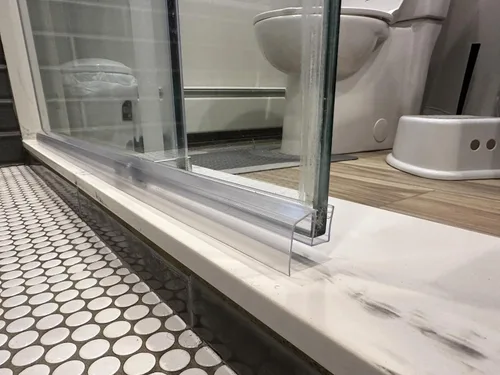 Vista 3 de Tira de sellado inferior de puerta de vidrio para ducha de baño, 2 piezas de 36 pulgadas de largo, tiras de sellado de PVC transparente para panel