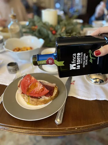 Vista 4 de Finca La Torre Hojiblanca Aceite de oliva orgánico – Aceite de oliva español extra virgen prensado en frío – Aceite premium de Málaga, España