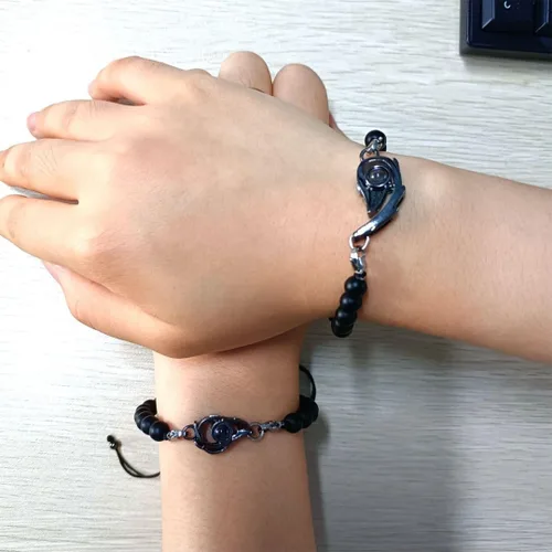 Vista 2 de Pulseras de proyección en 100 idiomas con texto en inglés "I Love You", 2 piezas de rompecabezas de corazón de amor, pulseras ajustables