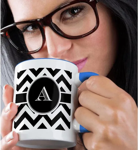 Vista 2 de 3dRose Taza azul de dos tonos con monograma de cheurón en blanco y negro con inicial A de 11 oz