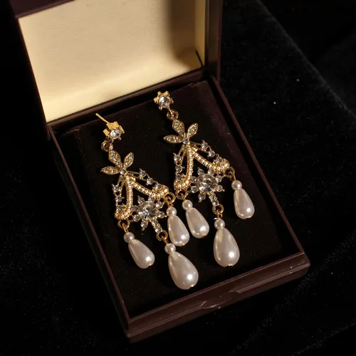 Vista 2 de Aretes colgantes negros vintage bohemios para mujer, aretes colgantes negros de moda, aretes barrocos bohemios, aretes de araña de lágrima y borla