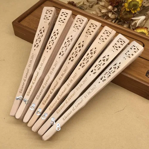 Vista 5 de Abanicos de madera personalizados personalizados con diseño hueco de mano con borla blanca y bolsa de regalo para invitados de boda, despedida