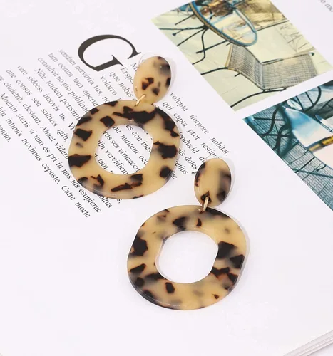 Vista 4 de Aretes de acrílico para mujeres y niñas, aretes geométricos de resina con acetato y gota de acetato, aretes de aro moteados, joyería de moda