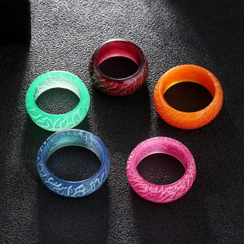 Vista 3 de LIU JUN Anillo de orbe Venus para hombres y mujeres, anillos que brillan en la oscuridad, bonitos anillos de resina acrílica de brillo luminoso