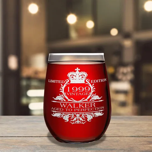 Vista 3 de Cuptify Copa de vino personalizada para mujer, regalo de cumpleaños número 26, edición vintage de 1999, 17 onzas, copa de vino sin tallo, regalos