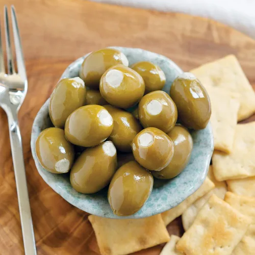 Vista 2 de DIVINA Aceitunas verdes rellenas de queso azul, 7.8 onzas, 1 paquete