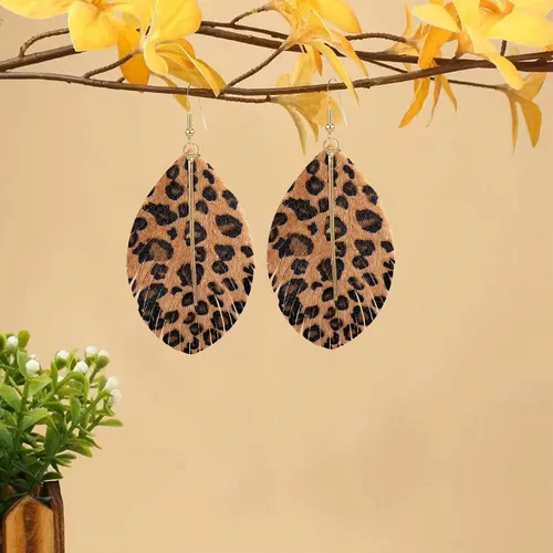 Vista 5 de Aretes grandes de cuero genuino suave hechos a mano con flecos, hoja ligera con barra de metal simple, lágrima, color para mujeres y niñas