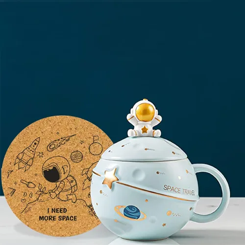 Vista 3 de Yalucky Taza Kawaii de Astronauta Copa Espacial con Planeta en Relieve, Linda Taza de Café de Cerámica, Taza Novedosa con Tapa y Cuchara para Café